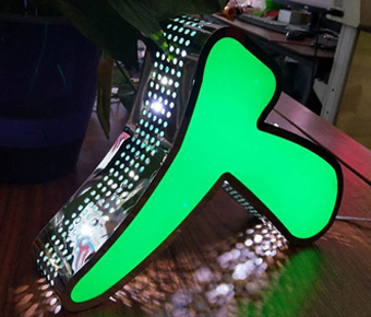 高邊沖孔發光字